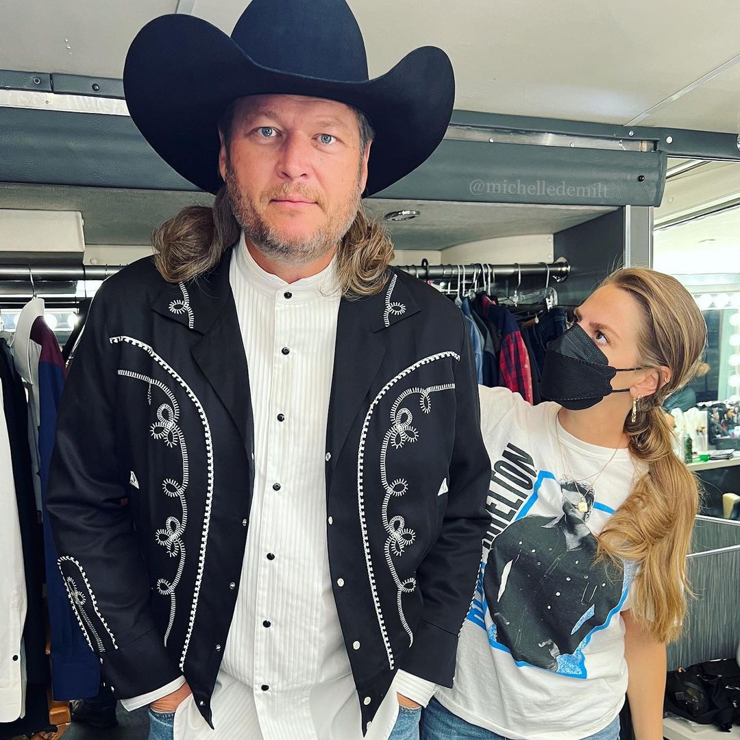 iloveBlakexGwen's tweet photo. behind the scenes 🤠😍 #BlakeShelton #NoBody 

📸: michelledemilt IG https://t.co/ELvRleO1D8
