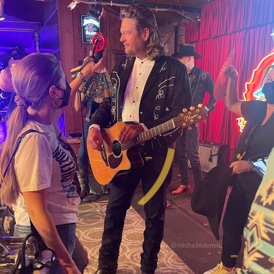 iloveBlakexGwen's tweet photo. behind the scenes 🤠😍 #BlakeShelton #NoBody 

📸: michelledemilt IG https://t.co/ELvRleO1D8
