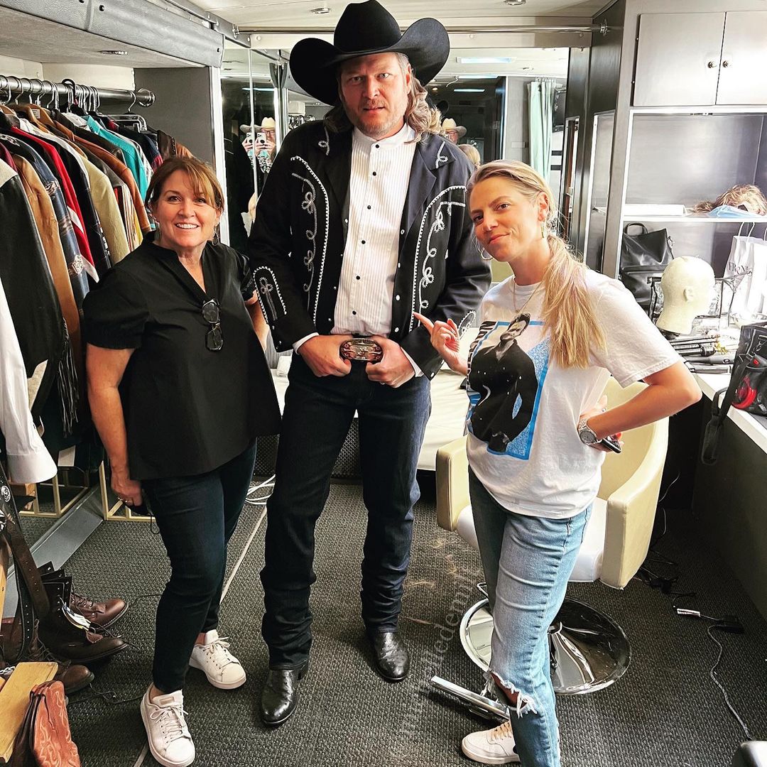 iloveBlakexGwen's tweet photo. behind the scenes 🤠😍 #BlakeShelton #NoBody 

📸: michelledemilt IG https://t.co/ELvRleO1D8