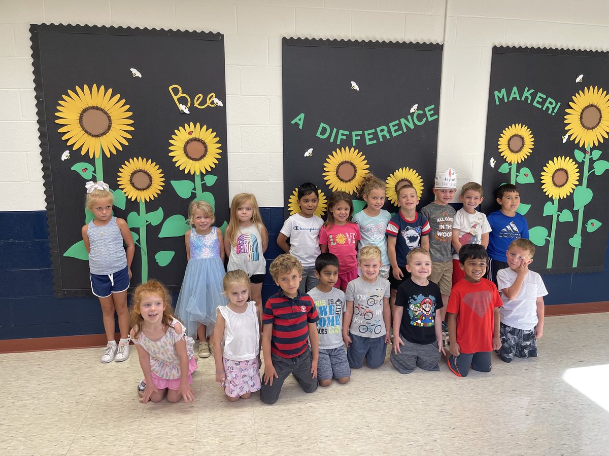 JosephShaw10's tweet photo. Mrs. Hoppe’s Kindergarten class is creating memories! https://t.co/MIlz4HspMA