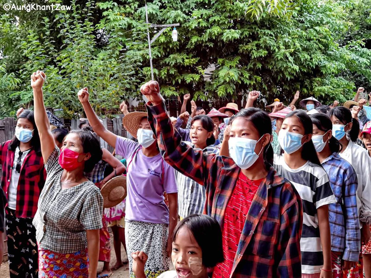 eushwan's tweet photo. The determined pro-democracy residents were rallying and staging an anti-dictatorship protest on the West Bank of Chindwin river in Sagaing region today.  #2022Aug25Coup #HelpMyanmarIDPs #WhatsHappeningInMyanmar https://t.co/9ZJb1qXhmJ