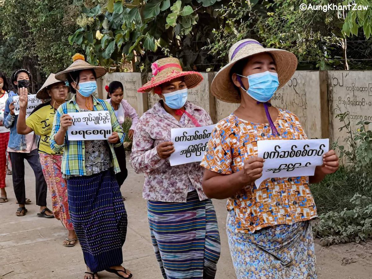 eushwan's tweet photo. The determined pro-democracy residents were rallying and staging an anti-dictatorship protest on the West Bank of Chindwin river in Sagaing region today.  #2022Aug25Coup #HelpMyanmarIDPs #WhatsHappeningInMyanmar https://t.co/9ZJb1qXhmJ