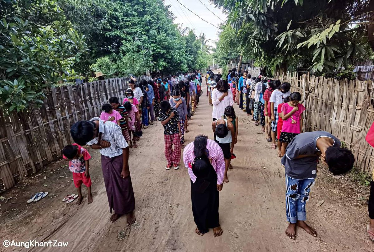 eushwan's tweet photo. The determined pro-democracy residents were rallying and staging an anti-dictatorship protest on the West Bank of Chindwin river in Sagaing region today.  #2022Aug25Coup #HelpMyanmarIDPs #WhatsHappeningInMyanmar https://t.co/9ZJb1qXhmJ