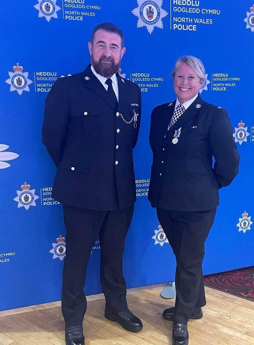 NWPAnglesey's tweet photo. Huge congratulations to Inspector Rob Rands & PC Lisa Thomas who were both issued with their 20 years service medal at a special ceremony held in Abergele last night 🏅 👏🏼 ⭐
Llongyfarchiadau mawr i chi. Congratulations to you both 💙
#TeamNWP
#20YearsService https://t.co/p0Kdib3gs1