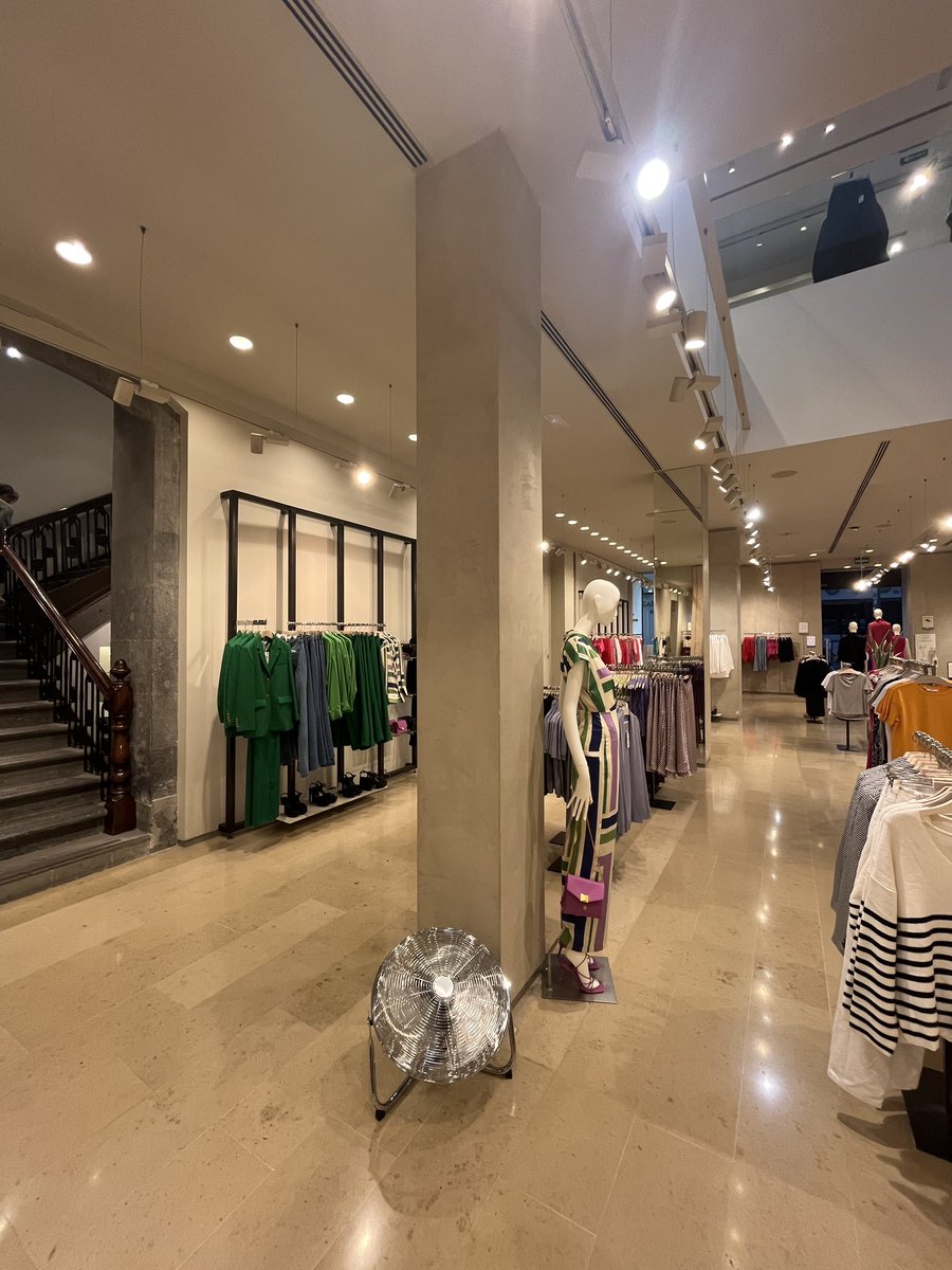 inhakicp's tweet photo. Temperatura del aire acondicionado según Antonio: 27 °C. Solución de tienda: Ventilador jajaja ¿Qué consumirá más? #medidasabsurdas https://t.co/VPhvY4IJNS