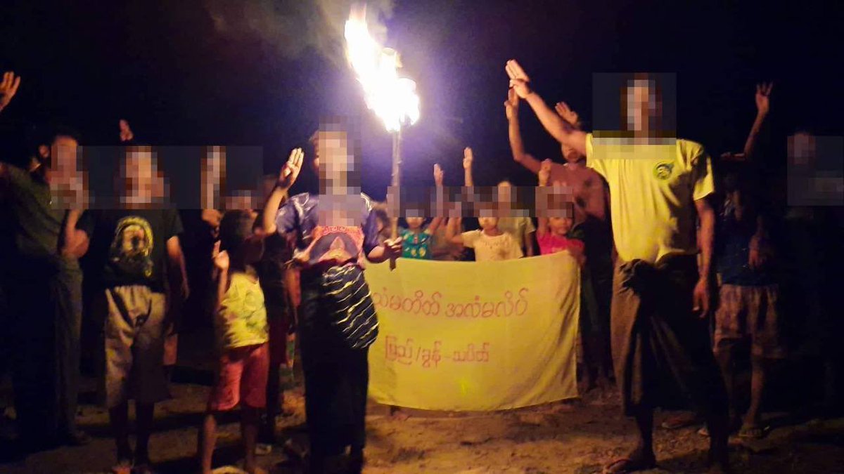eushwan's tweet photo. Despite having difficulties, the Pyigyitakun’s night strike led by a monk who is charged under section 505 (A) , was continued successfully today.  #2022Aug25Coup #HelpMyanmarIDPs #WhatsHappeningInMyanmar https://t.co/MuNnDlXnmw