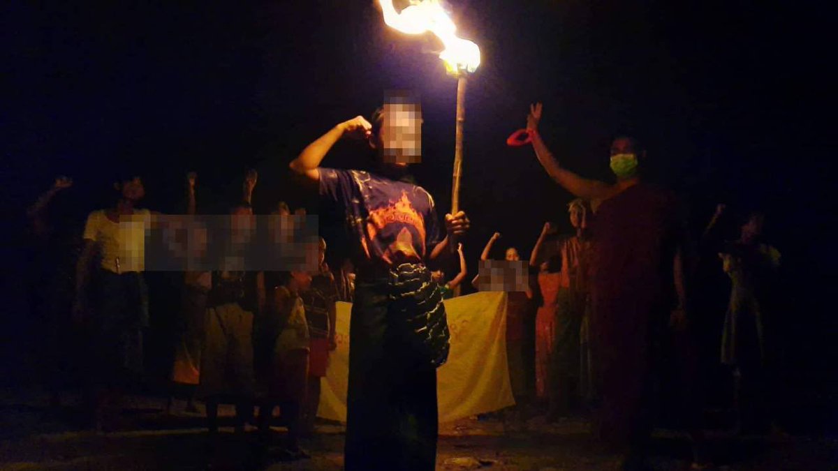 eushwan's tweet photo. Despite having difficulties, the Pyigyitakun’s night strike led by a monk who is charged under section 505 (A) , was continued successfully today.  #2022Aug25Coup #HelpMyanmarIDPs #WhatsHappeningInMyanmar https://t.co/MuNnDlXnmw