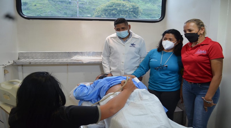 Somosivss's tweet photo. #25Agosto | La Corporación de Salud (Corposalud) realizó un despliegue de atención especializada en el sector La Aceitera del municipio Bolívar, en el que un total de mil 830 personas fueron beneficiadas con el plan La Salud Toca tu Puerta.
#EnCrecimientoEconomico
#PoderInnovar https://t.co/l4FJEvdfOJ