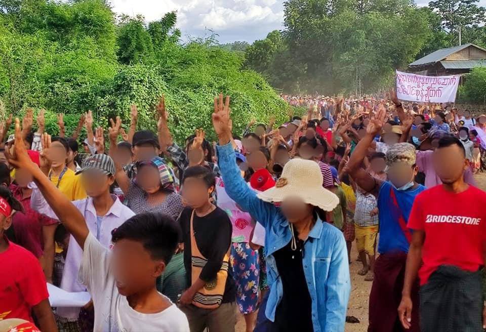 Phyu87189934's tweet photo. The Basic Education General Strike Committee &amp; residents of Myaing township united to express solidarity against terrorists regime today.  #2022Aug25Coup #HelpMyanmarIDPs #WhatsHappeningInMyanmar https://t.co/KL9aLZkiUi