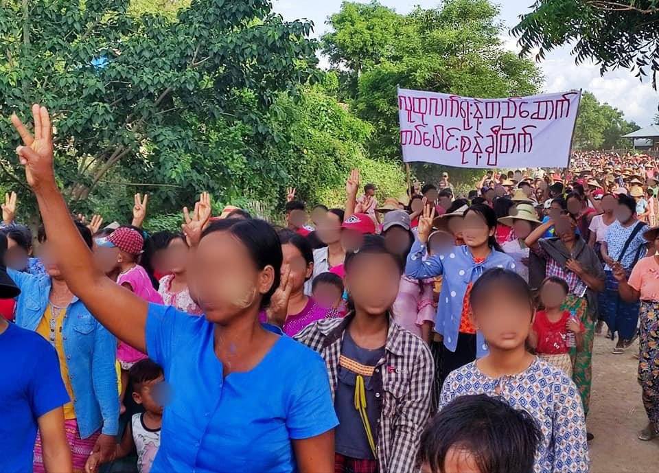 Phyu87189934's tweet photo. The Basic Education General Strike Committee &amp; residents of Myaing township united to express solidarity against terrorists regime today.  #2022Aug25Coup #HelpMyanmarIDPs #WhatsHappeningInMyanmar https://t.co/KL9aLZkiUi