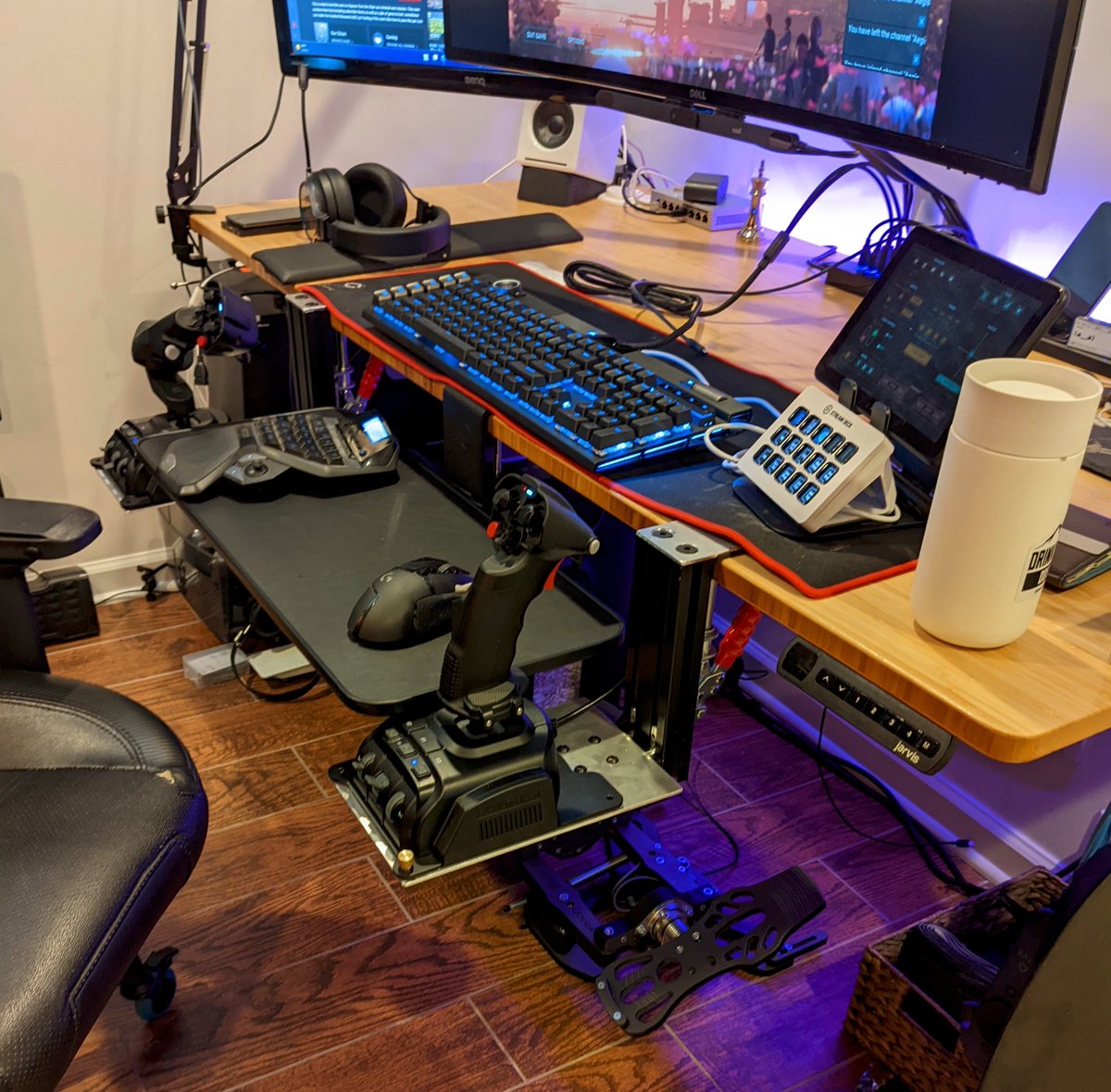 4lex's tweet photo. In today's episode of #adhd hyper-fixation: a lopsided ratio of time spent building #hosas mounts for flight sims vs time spent actually flying.
Turns out you can cut/drill aluminum with the same tools you'd use to woodwork. Sounds like a gateway to yet another hobby: metalwork! https://t.co/3oYm6ZcyJ0