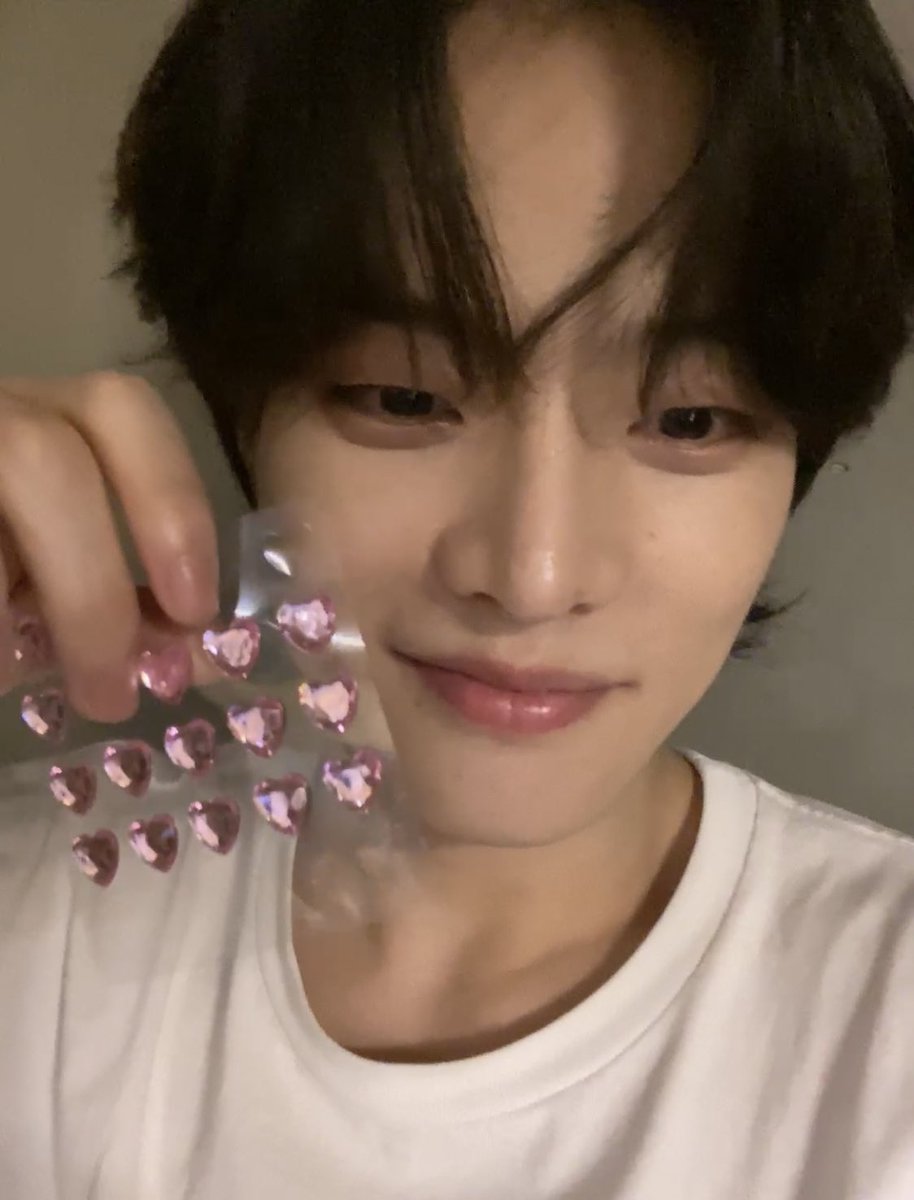cutekittyjmin's tweet photo. 라이브 하는데 할 거 없을까바 얼꾸 스티커 준비해오는 남돌 어때 ???? https://t.co/9OXS20yCDY