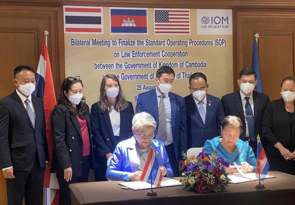 GeraldineAnsart's tweet photo. Today Thailand 🇹🇭 and Cambodia 🇰🇭 achieved an important step to better protect victims of trafficking. The new SoP negotiated and signed with @IOMThailand support will ensure critical cross-border collaboration in the fight against trafficking. 🤝 https://t.co/YLJJypwdlH