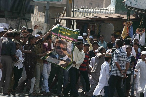 Sriravi99165873's tweet photo. #ArrestOwaisi
#HindusUnderAttack

Support by MIM supporters and members to hate speeches delivered by Akbaruddin Owaisi😠

It is evident from YouTube video of Owaisi’s hate speech that many MIM leaders and supporters who were present at the time.....👇
https://t.co/H11UebFHNc https://t.co/f5WkHdXyt5
