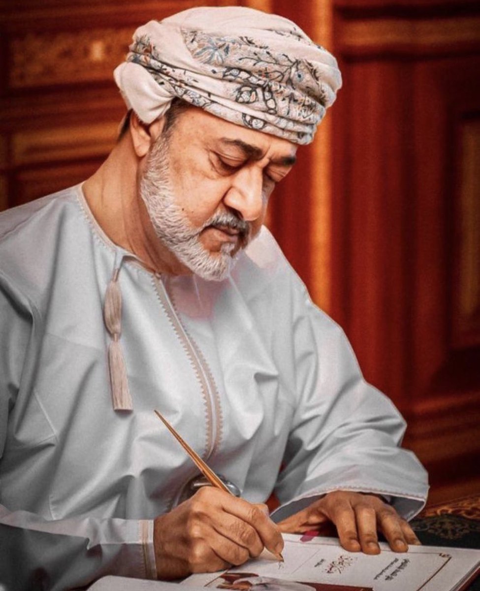 mohammed9saif's tweet photo. كل الخطى الحثيثة التي سارع جلالة السلطان أيده الله لتنفيذها وكل الملفات التي واصل الايام بلياليها حلحلتها هي لمصلحة أبناء هذا الوطن الكرام ومستقبلهم وكرامتهم. فأي شُكر ومباركة ودعم تستحق أيها الأب والقائد . حفظك الله و وفقك 

 #السلطان_هيثم_بن_طارق https://t.co/NVcCrIVDFD
