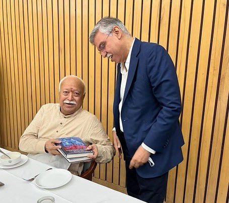 makingofhero's tweet photo. Author, Sunil Kant Munjal presenting a copy of #TheMakingofHero and #HerokiKahani to Shri @DrMohanBhagwat ji today in New Delhi
.
.
.
#AatmanirbharBharat #IndianStory #BusinessBook https://t.co/Gc4fGlsf15