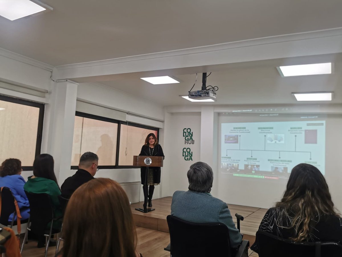 ComunidadMujer's tweet photo. #PulsoChile | AHORA @ale_sepulvedap presenta #SomosCiudadanas, iniciativa apoyada por @ONUMujeresChile que busca promover el voto informado y participativo el 4/sept, y explica algunos contenidos de género presentes en la propuesta constitucional 🙋🏽♀️
#ColungaHub @fundcolunga https://t.co/oYmDAcaC6B