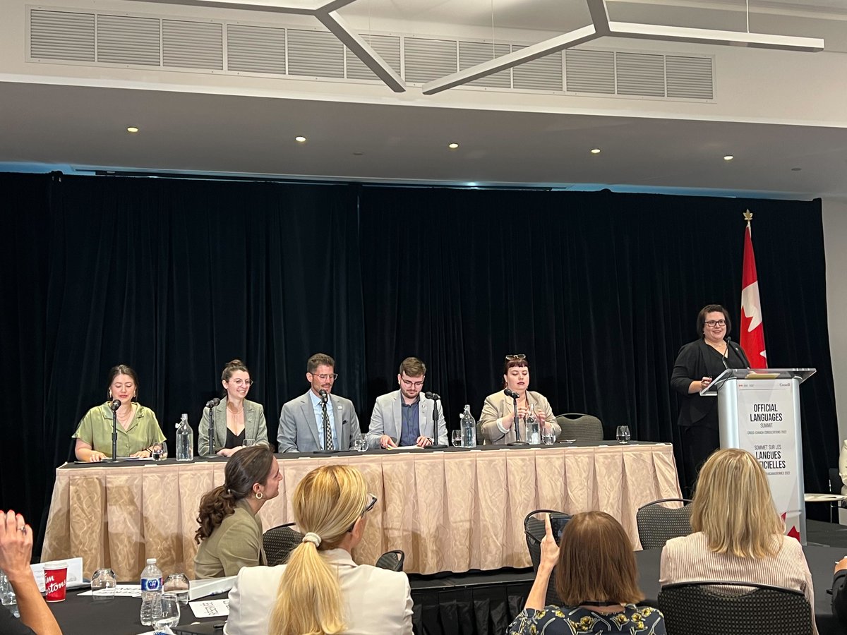 fjcf_ca's tweet photo. Notre prés. @MargueriteTolg, @martin_kreiner, @Theriaultsimon_ et @ClaudyaLeclerc ont partagé leurs visions pour les #LanguesOfficielles durant un panel! Ils ont aussi revus la ministre @GinettePT et rencontrer la chancelière de @uOttawa Claudette Commanda! 
#ollo #frcan https://t.co/xS3IReMKhU