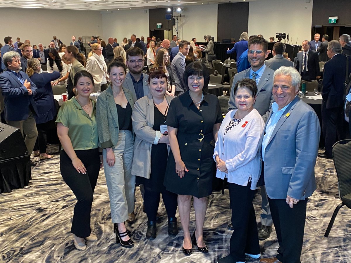 fjcf_ca's tweet photo. Notre prés. @MargueriteTolg, @martin_kreiner, @Theriaultsimon_ et @ClaudyaLeclerc ont partagé leurs visions pour les #LanguesOfficielles durant un panel! Ils ont aussi revus la ministre @GinettePT et rencontrer la chancelière de @uOttawa Claudette Commanda! 
#ollo #frcan https://t.co/xS3IReMKhU