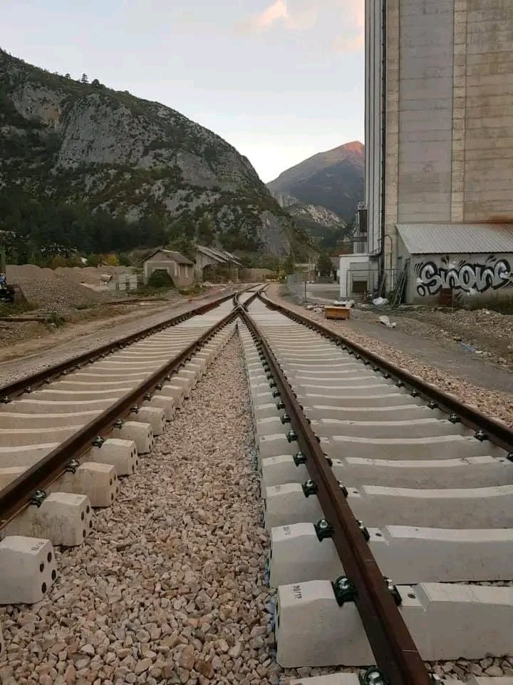 TerCanfranc's tweet photo. @AlexisDebled @mateaTW1 Huesca-ZGZ (70 Km de ligne) est déjà à écartement normal et que Canfranc-Huesca est en cours d'équipement. Travaux très avancés sur les 3/4 du parcours avec traverses polyvalentes. https://t.co/0AHqdz81ce
