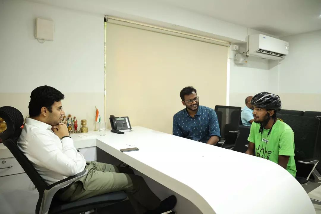 Met National President of <a href="/BJYM/">BJYM</a> 
<a href="/Tejasvi_Surya/">Tejasvi Surya</a> ji ( MP Bangalore south) for getting their support to the world's largest people's movement #SaveSoil . It was a surprise for me that he is already aware and following up with my regular journey🚴‍♂️🇮🇳  tweets. <a href="/cpsavesoil/">Conscious Planet #SaveSoil</a> <a href="/SadhguruJV/">Sadhguru</a>