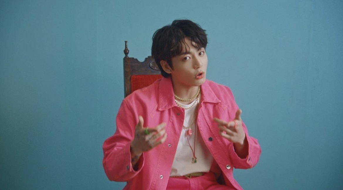 kim_042002's tweet photo. [🚨] VOTACIÓN

Acaba de dar inicio la votación para el premio "Song of the Summer" donde esta nominada la canción de  Jungkook junto con Charlie Puth,  ‘Left And Right’

📌(https://t.co/jdod36ExBo)

Recordemos que Jungkook se ha convertido en el PRIMER solita coreano en (...) https://t.co/t6T8NJMU0y