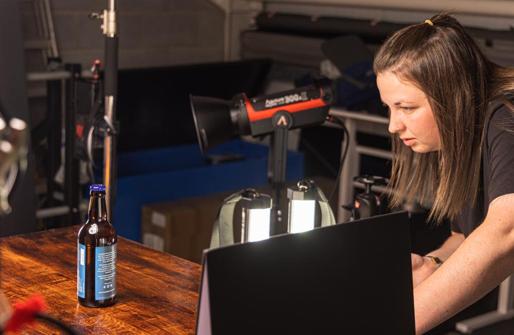 bey0ndgraphics's tweet photo. Behind the scenes with Jemma and the ongoing challenge of trying to minimise reflections and light glare…

#beyondgraphics #bts #studio #digital #photography  #productphotography #photoshoot #digitalmarketing #contentcreator https://t.co/lznHe7dMNe