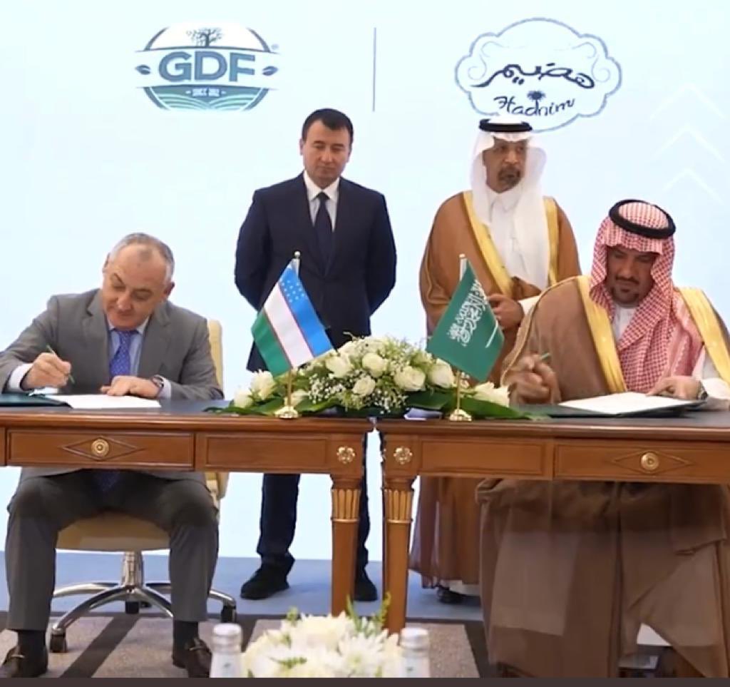 عضو #المجلس_السعودي_للأعمال أ.عبدالعزيز التويجري <a href="/abdulaziztwegry/">عبدالعزيز التويجري</a> يوقع اتفاقية مع أحد الشركات الأوزبكية لتصدير التمور وذلك على هامش زيارة الرئيس الأوزبكي إلى المملكة العربية #السعودية .