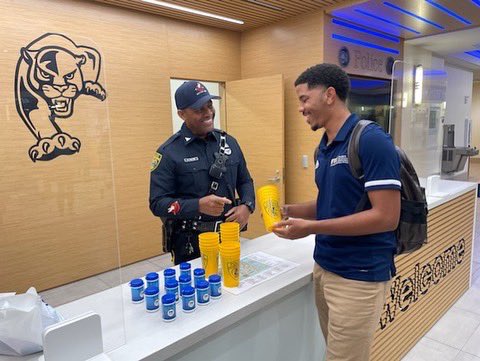 FIUPOLICE's tweet photo. Nothing like FREE SWAG from Your FIUPD #FIUFALL22 #WelcomeWeek #fiupolice https://t.co/r3emWwbpP3