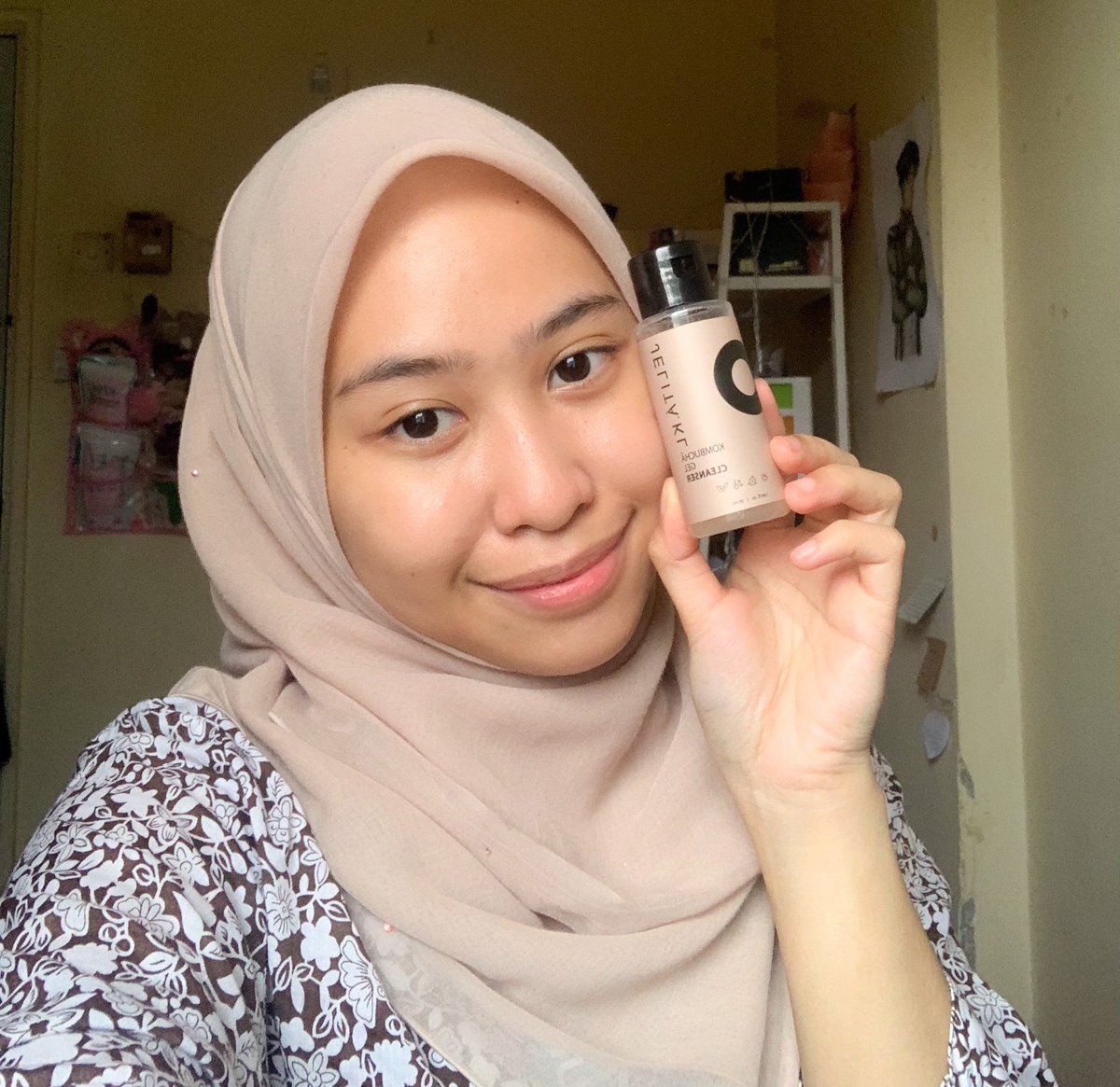 sunflwrsuu's tweet photo. day 3 pakai Kombucha Gel Cleanser, no redness, tiny bumps ghaib… idong 👃🏻kita licin blackheads lesap 👁👄👁

#kombuchantik #nicetomeetcha @jelitaklHQ https://t.co/VGxe8rKeiI