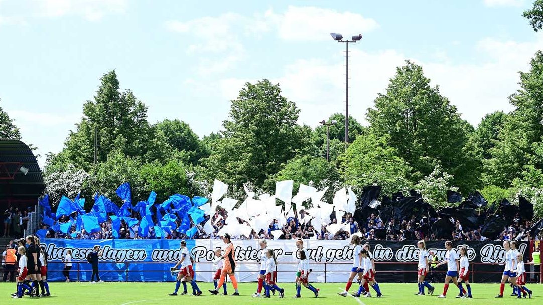 hsv_sc's tweet photo. Das wird bleiben! 🔷

Auch wenn es mit dem Aufstieg der #HSV-Frauen am Ende nicht geklappt hat, soll die Unterstützung auch in dieser Saison bleiben 💙 Hier geht's zu einem lesenswerten Bericht aus der aktuellen #sn101 ➡ https://t.co/AFMV1amxMl 📲⚽

#nurderHSV [1/2] https://t.co/FxvEeR6B9y