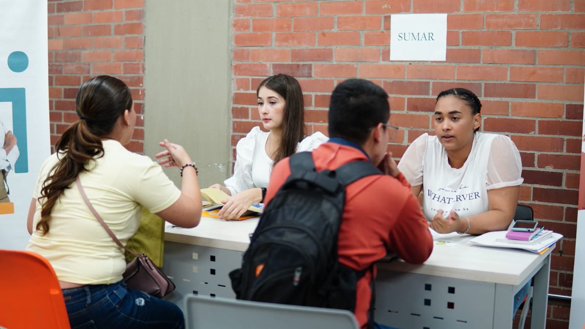 SENA_RValle's tweet photo. #AEstaHora se lleva a cabo en la Sede Norte del @SENA_RValle, #ExpoEmpleoJoven, un espacio para que, jóvenes entre los 18 y 28 años, se postulen a las más de 900 vacantes disponibles. Acércate este 25 y 26 de agosto y recibe la atención de la APE y las 10 empresas asistentes. https://t.co/hihJ23CQxU