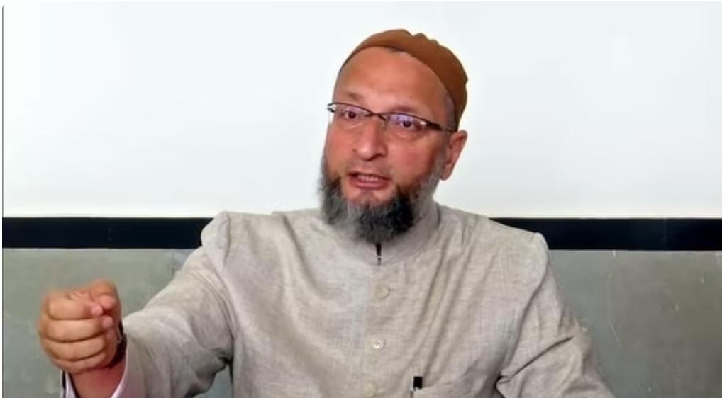 Sriravi99165873's tweet photo. According to #Owaisi in one case, police had used disproportionate force &amp; barged into a home &amp; detained five youths."This isn't acceptable.They've been released on my representation. I asked our corporators to drop the youths 
#ArrestOwaisi
#HindusUnderAttack #HindusUnderAttack https://t.co/4XcKo8UbsU