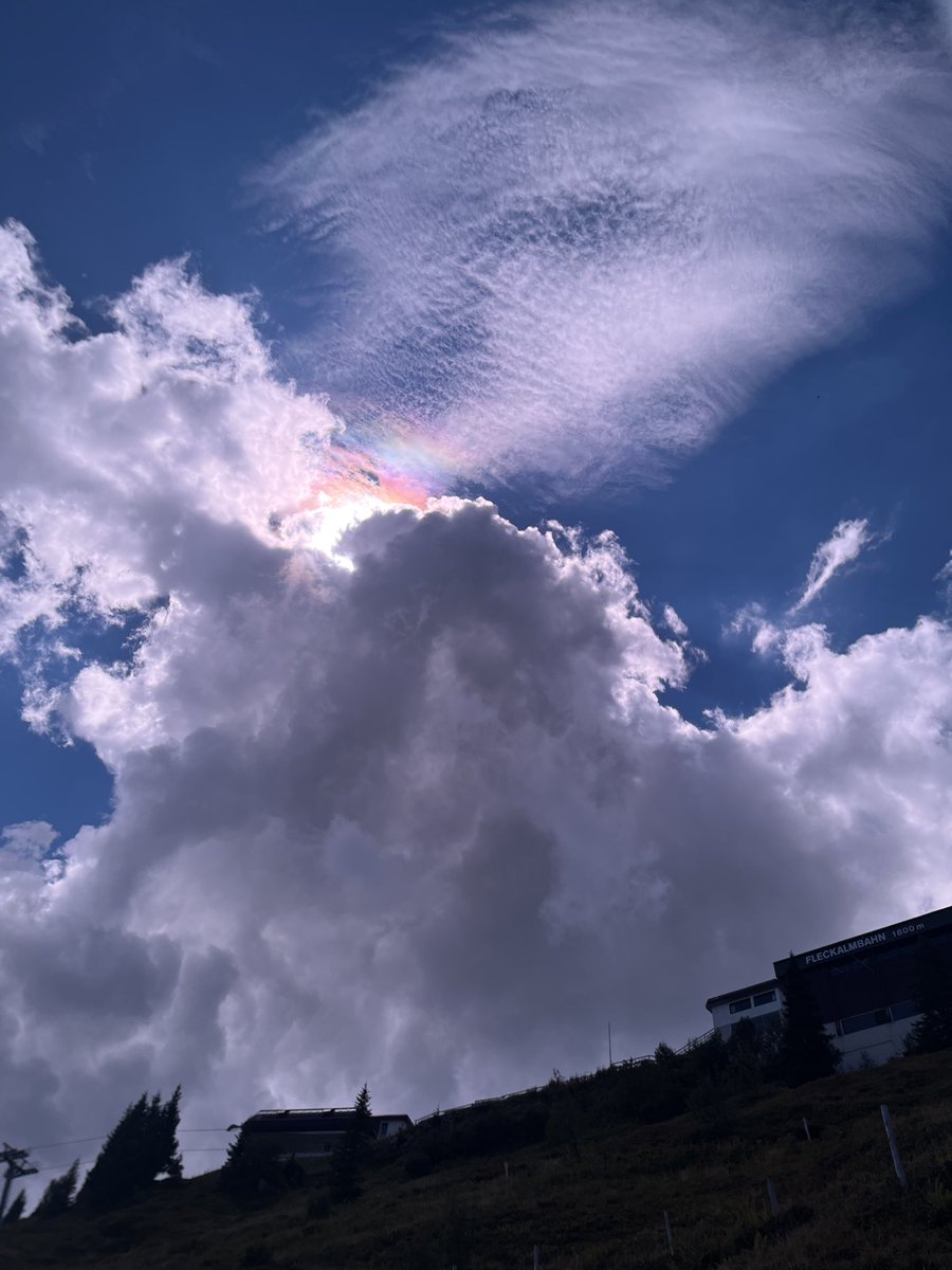Vandaag in Tirol dit bijzondere verschijnsel waar kunnen nemen. #iriserende wolk? ⁦Helaas het boek van <a href="/helgavanleur/">Helga van Leur ☀</a>⁩ niet meegenomen