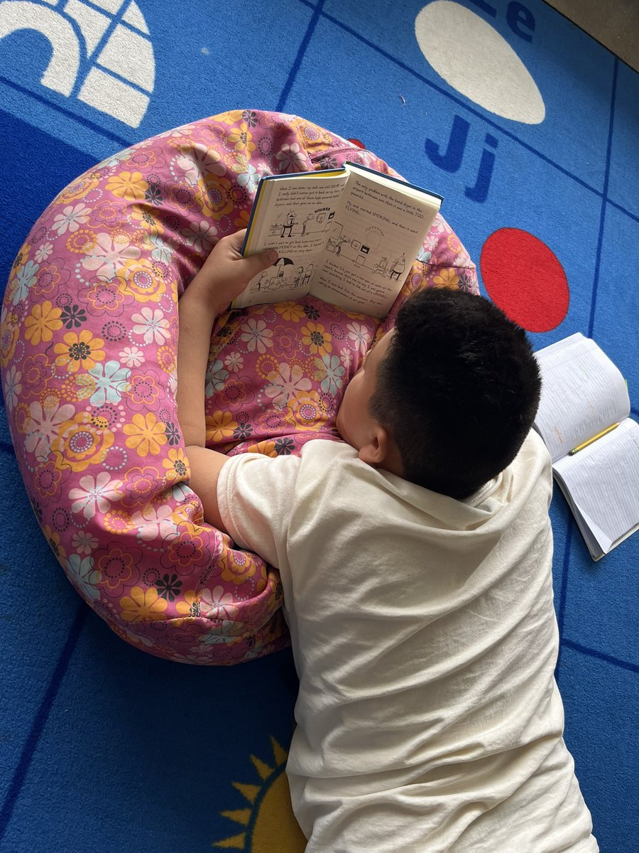 PG_Rising's tweet photo. @MrsVelazco5th class are busy 🐝🐝🐝 this morning! #inspireHarmony #hawksnation https://t.co/k2F7NMEpfa
