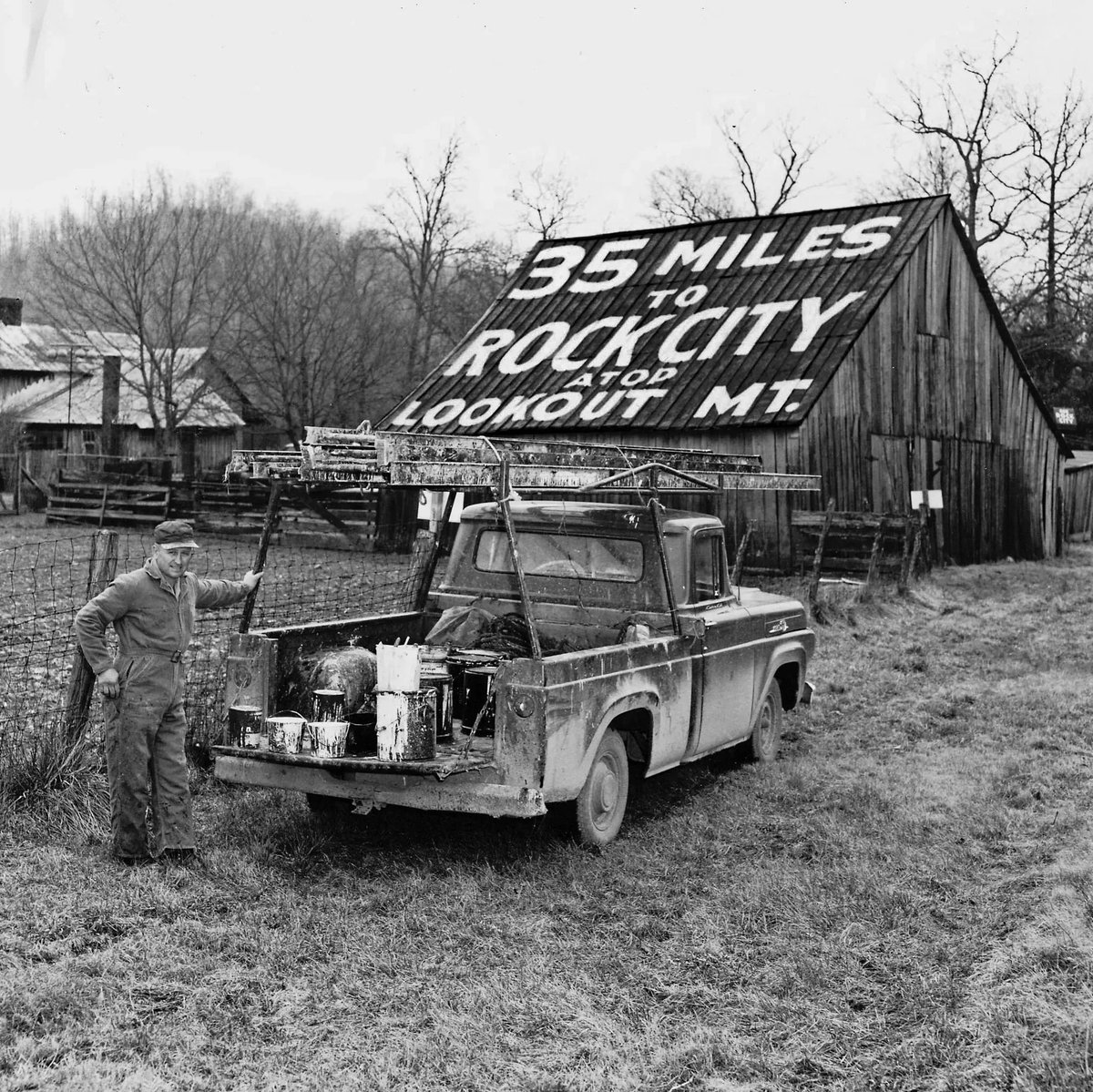 SeeRockCity's tweet photo. #ThrowbackThursday to 1936 when Clark Byers painted this barn off Hwy 41 outside of #Chattanooga. #90YearsofRockCity #SeeRockCity https://t.co/iz0Nh3PmL4