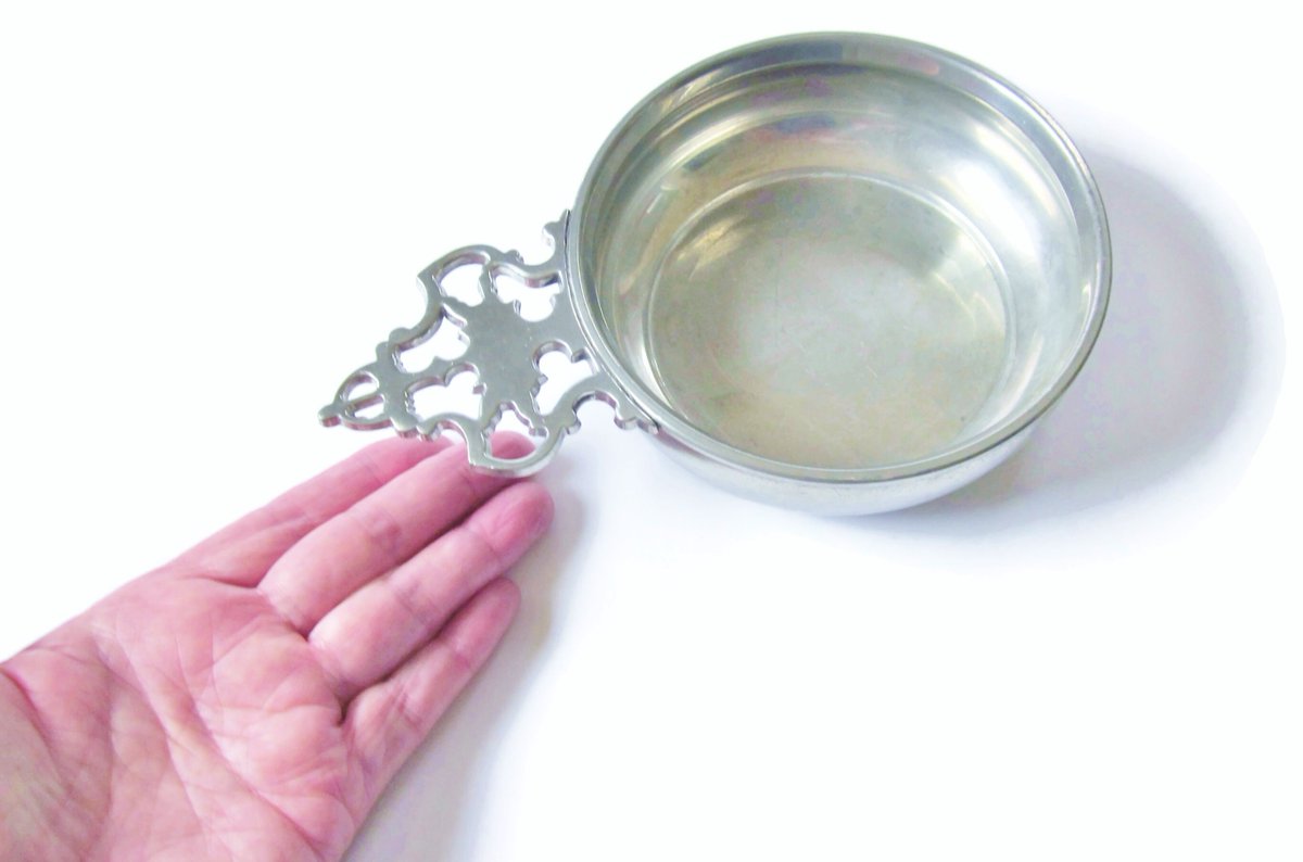 jarmgirl's tweet photo. Hanle Distinctive American Pewter Porringer Plate Single Handle Serving Bowl Decorative Colonial Primitive Style Silver Gray Metallic Dish https://t.co/Muth0BGP9S #gray #silver #metal #pewterporringer #vintagepewterbowl #porringerplate #decorativepewter #colonialstyle https://t.co/BfT1ATN2KS