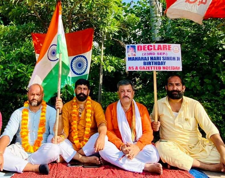 _PankaJKhajuria's tweet photo. Yuva Rajput Sabha Continues Hunger Strike on Third consecutive day amid the deployment of Security forces, Sec 144 and restrictions of media interaction.
#23SepHoliday https://t.co/2hXbRAm8mY https://t.co/N6aQahJ5ZS