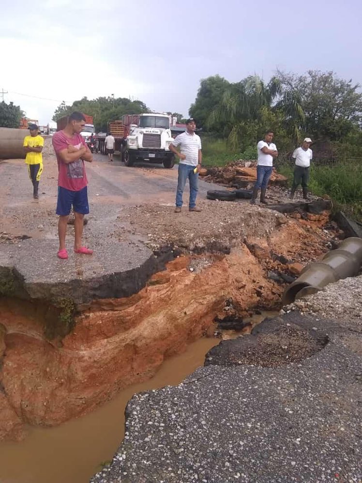 🔴AHORA Motivado a las fuertes lluvias en el Sur del Lago de Maracaibo, estado Zulia, quedaron  incomunicadas las poblaciones Machiques con Colón a la altura del municipio Jesús María Semprúm, la carretera se hundió en el sector Cumbres de Catatumbo #agosto25 foto cortesía