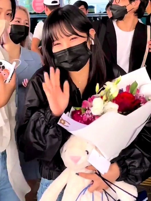 euarchived's tweet photo. e:u looking so happy and endeared with the bouquet a fan gave her, she's so precious 💔 https://t.co/7iFUt0hCZF
