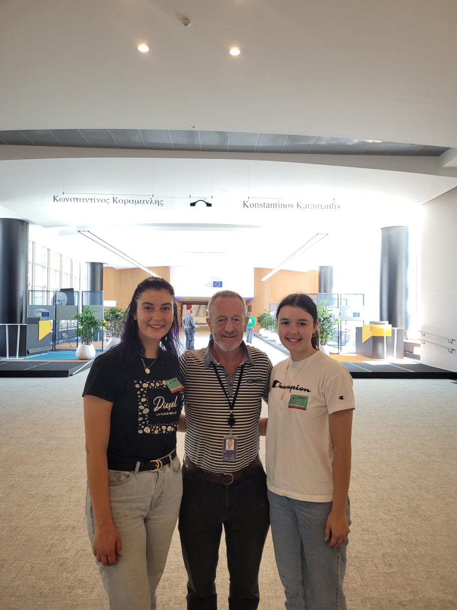 V pleased to meet with Laura and Aoife yesterday. Over from #Kerry, we talked about my work in the Parliament, #erasmus and of course <a href="/Kerry_Official/">Kerry GAA</a>.

Great to see young people interested in the work of the EU 🙌