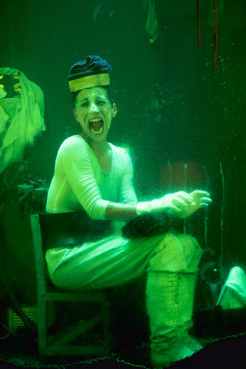 cnad_cv's tweet photo. O mito de Pandora provavelmente surgiu como resposta à velha questão: por que morremos? Em "IDIOTA", a coreógrafa e bailarina Marlene Monteiro Freitas trava um diálogo com Alex da Silva, numa instalação performática que se passa dentro da caixa de Pandora. Como escapar? https://t.co/GVFA6WKgUB