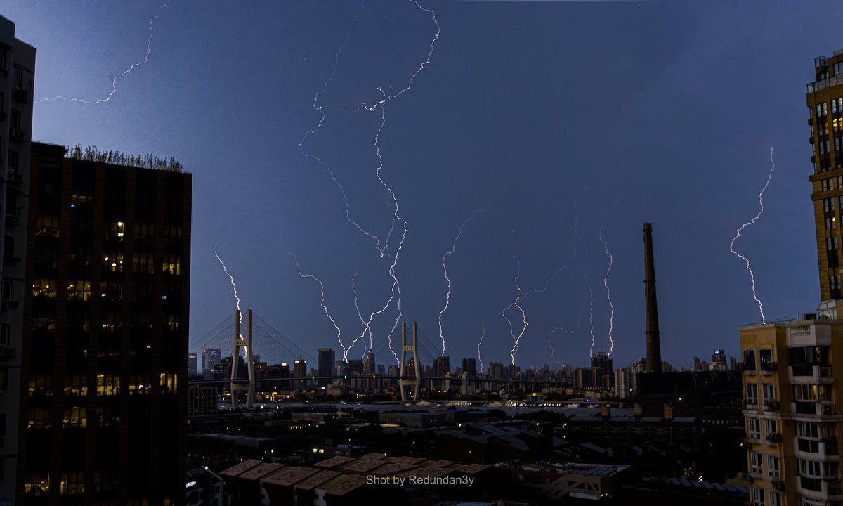 redundan3y's tweet photo. Lightning in Shanghai https://t.co/JEI2tHCtI5