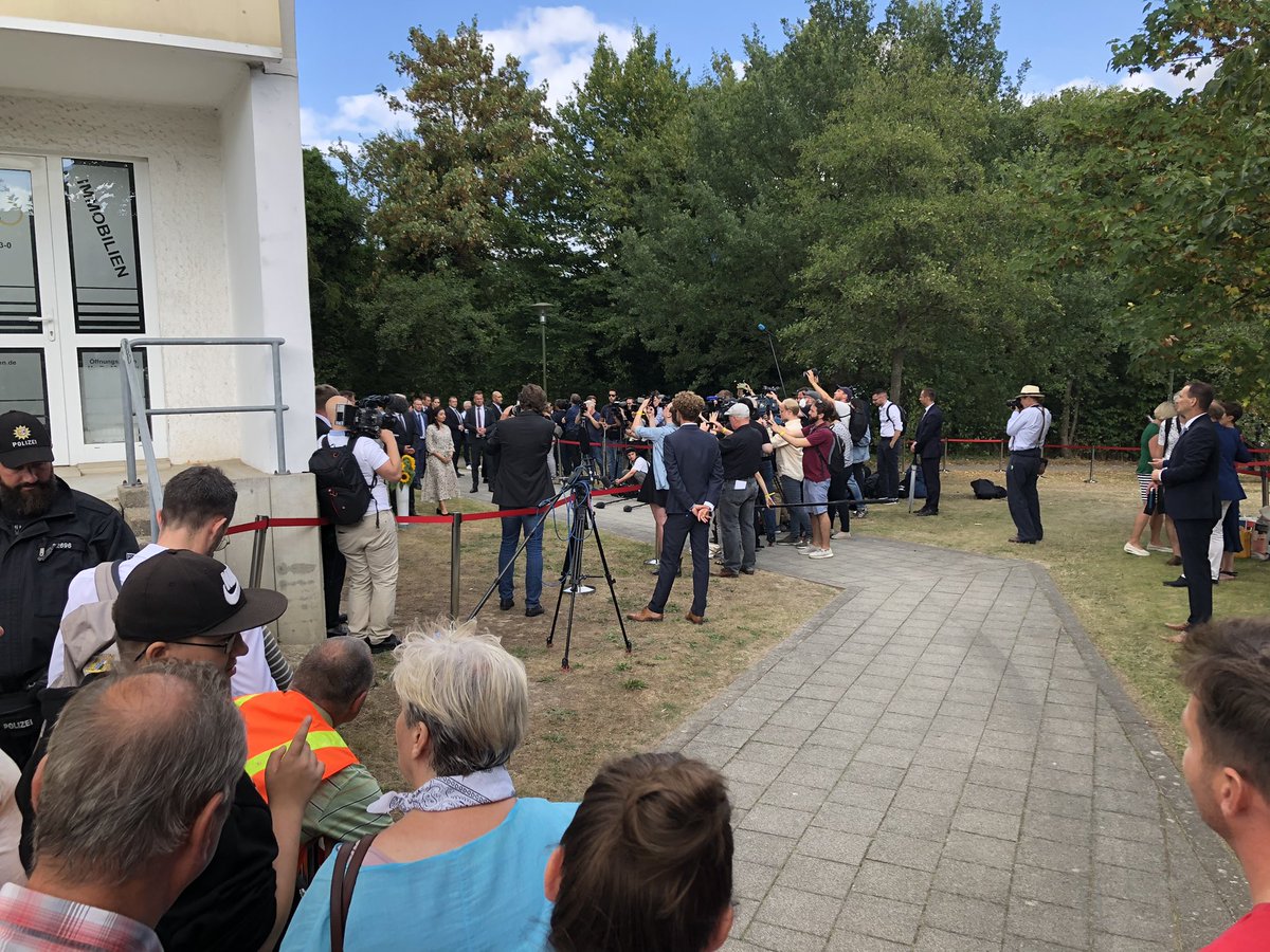 br_ole's tweet photo. Heute kamen BPr Steinmeier und @ManuelaSchwesig nach Rostock-Lichtenhagen, um an das Pogrom vor 30 Jahren zu erinnern. Ich habe mich abseits von Presse und Stabsmitgliedern zu rund 30 Lichtenhagener*innen gestellt, die hinter zwei Absperrungen das Geschehen beobachtet haben. 1/6 https://t.co/p4PUpmK15T