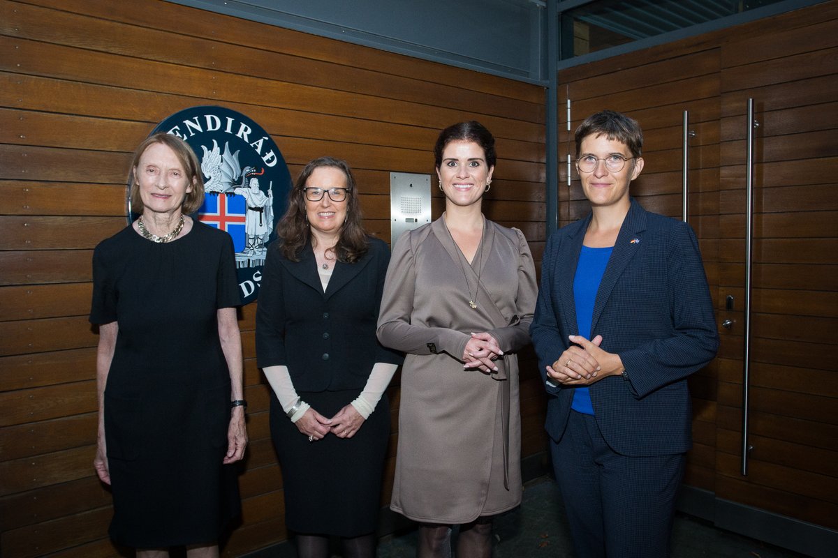 IcelandinBerlin's tweet photo. Anlässlich des 70. Jubiläums der diplomatischen Beziehungen von #Deutschland-#Island lud die Botschaft von Island zu einem Empfang in die Residenz der isländischen Botschafterin. #Ehrengäste waren die isländische Außenministerin @thordiskolbrun und Staatsministerin @AnnaLuehrmann https://t.co/S9xypiiZLg