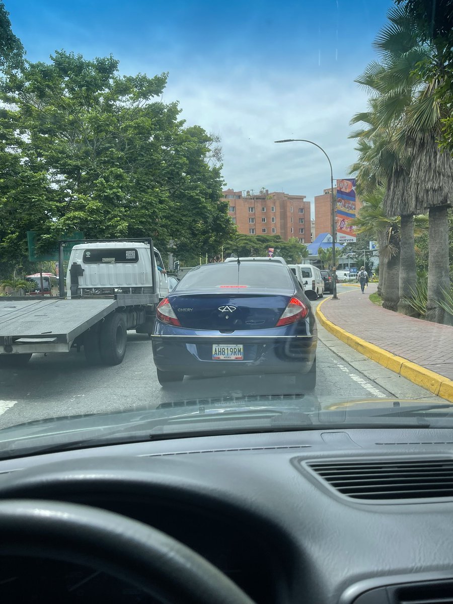 MintColormint's tweet photo. Hatillo completamente colapsado. La principal trancada por quien sabe que. La plaza no se puede acceder por también tienen un camión regando. Y mientras @eliasayegh @PoliciaHatillo que hacen al respecto? https://t.co/iZ9RozGVnB
