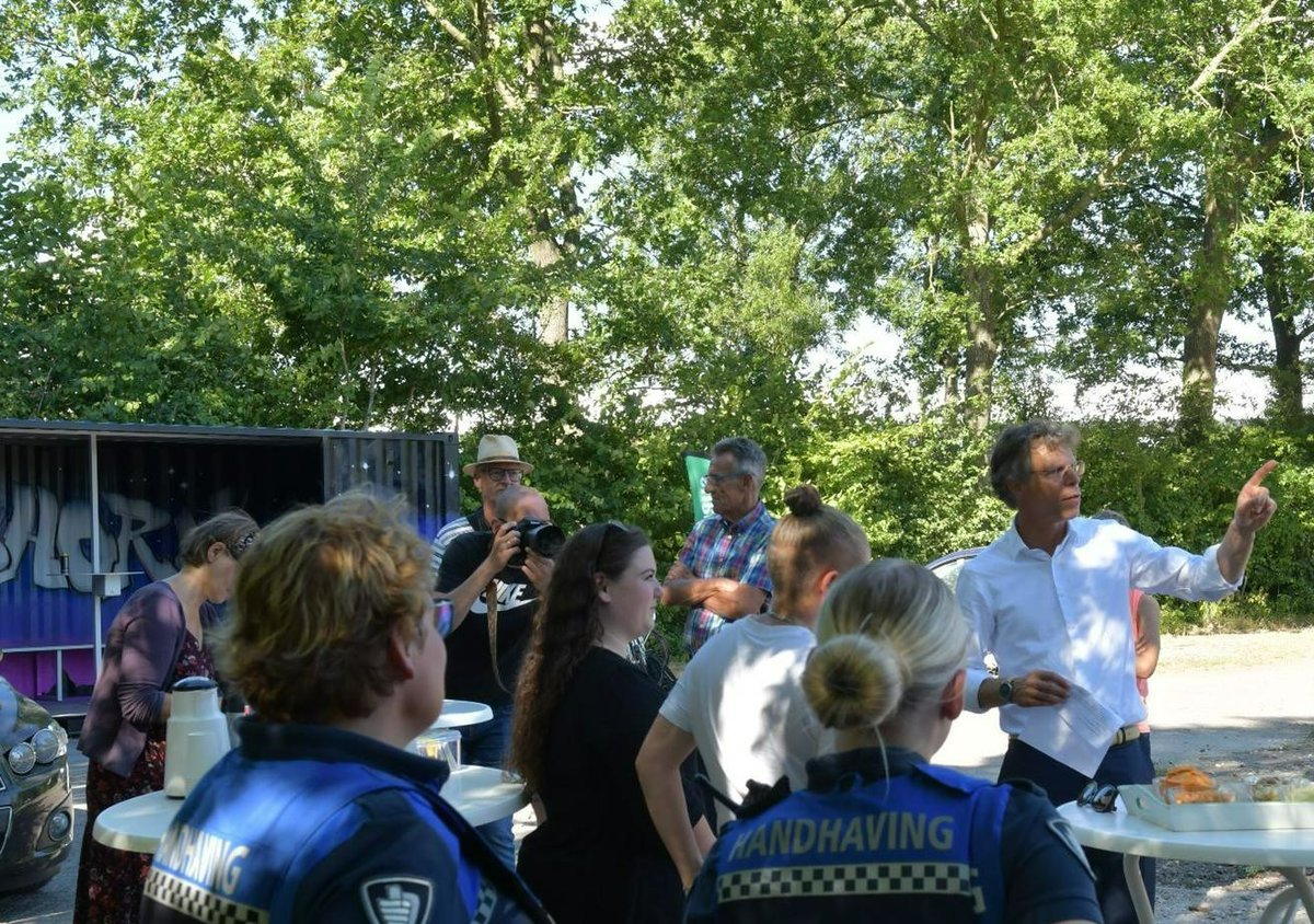 GemWkwartier's tweet image. Vanmiddag opende @ArdvanderTuuk de Jongeren Ontmoetings Plek (JOP) aan de Van Starkenborghkanaal Zuidzijde 2 in Zuidhorn. Tijdens de feestelijke opening maakte de graffiti-artiest samen met jongeren een kunstwerk op de jeugdcontainer. Meer informatie via: westerkwartier.nl/opening-jonger…