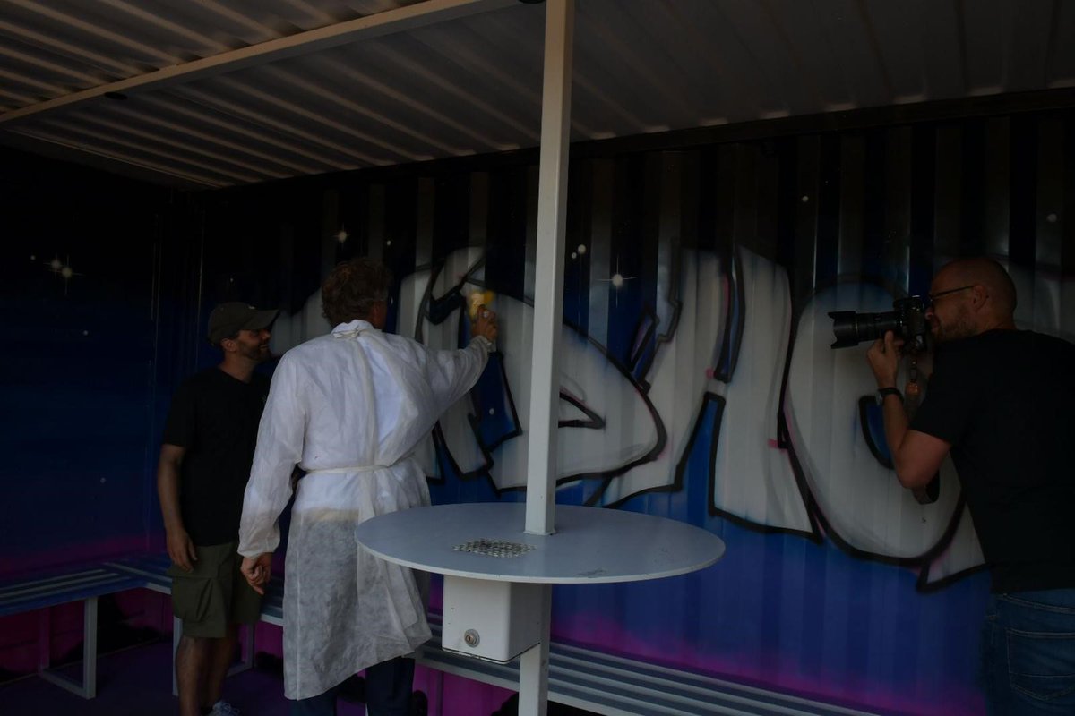 GemWkwartier's tweet image. Vanmiddag opende @ArdvanderTuuk de Jongeren Ontmoetings Plek (JOP) aan de Van Starkenborghkanaal Zuidzijde 2 in Zuidhorn. Tijdens de feestelijke opening maakte de graffiti-artiest samen met jongeren een kunstwerk op de jeugdcontainer. Meer informatie via: westerkwartier.nl/opening-jonger…