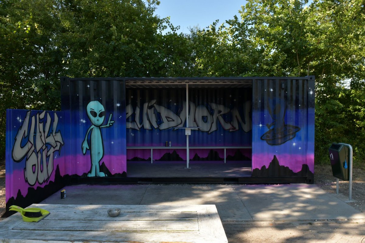 GemWkwartier's tweet image. Vanmiddag opende @ArdvanderTuuk de Jongeren Ontmoetings Plek (JOP) aan de Van Starkenborghkanaal Zuidzijde 2 in Zuidhorn. Tijdens de feestelijke opening maakte de graffiti-artiest samen met jongeren een kunstwerk op de jeugdcontainer. Meer informatie via: westerkwartier.nl/opening-jonger…