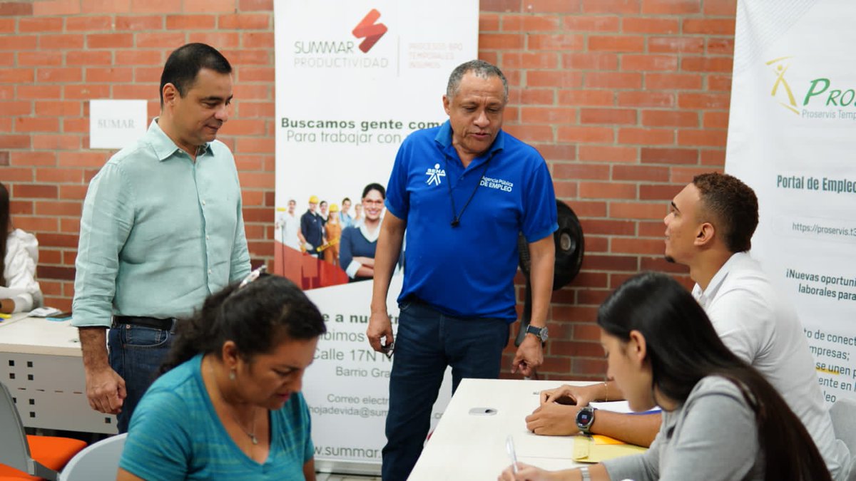 SENA_RValle's tweet photo. El Dir. Regional del @SENA_RValle, @fjmurielandrade, acompaña también esta gran jornada de #ExpoEmpleoJoven, incentivando a la población vallecaucana a la consecución de un empleo formal gracias a la intermediación de la Agencia Pública de Empleo. https://t.co/xSMdVQX9I2